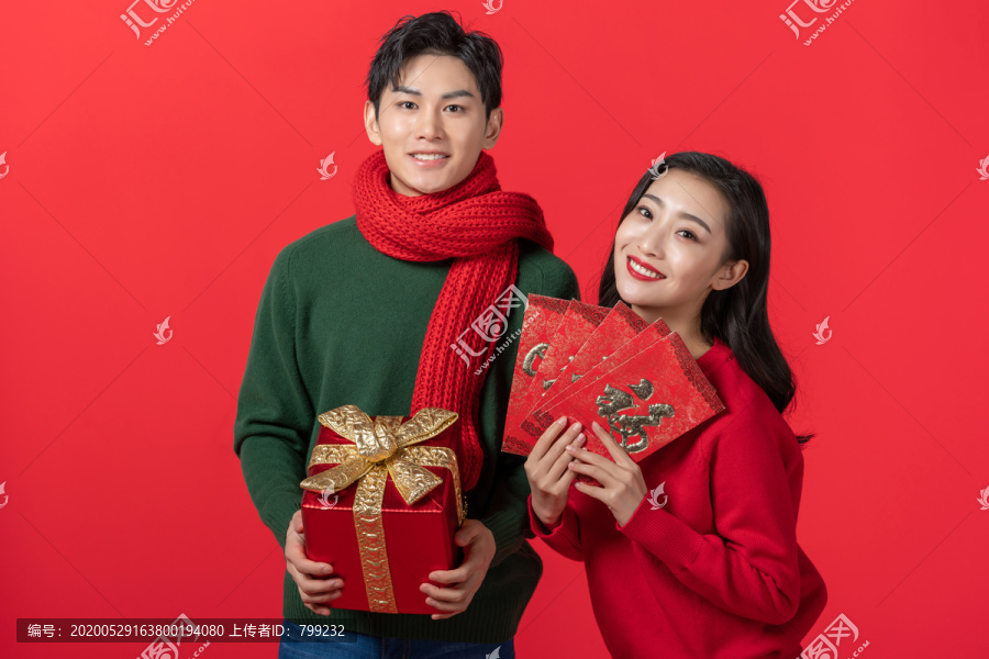 年轻情侣庆祝新年