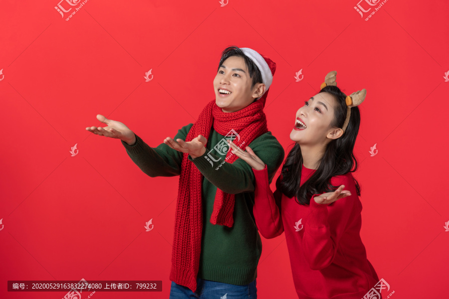 戴着圣诞帽的年轻情侣