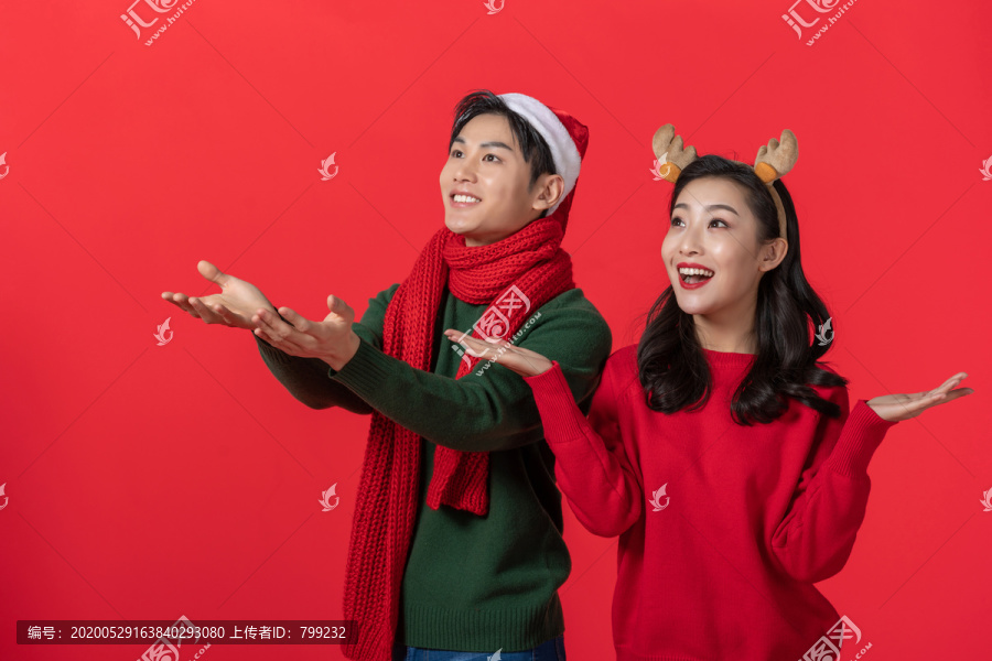 戴着圣诞帽的年轻情侣