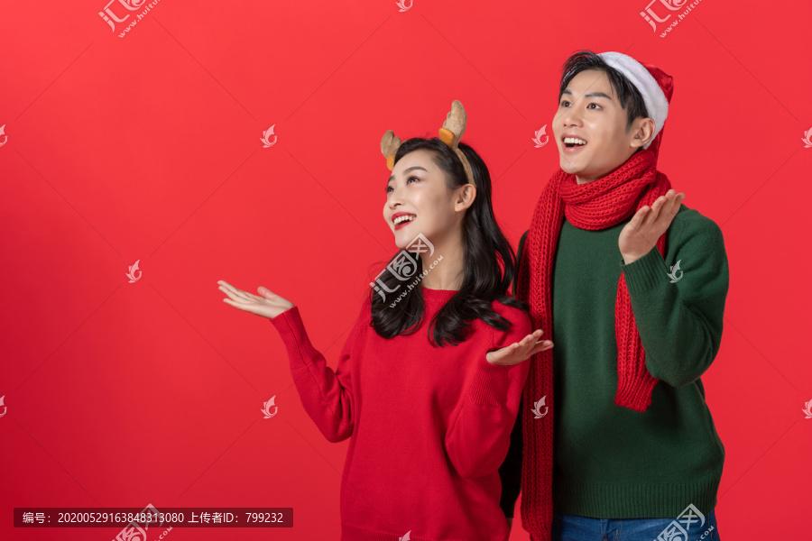 戴着圣诞帽的年轻情侣