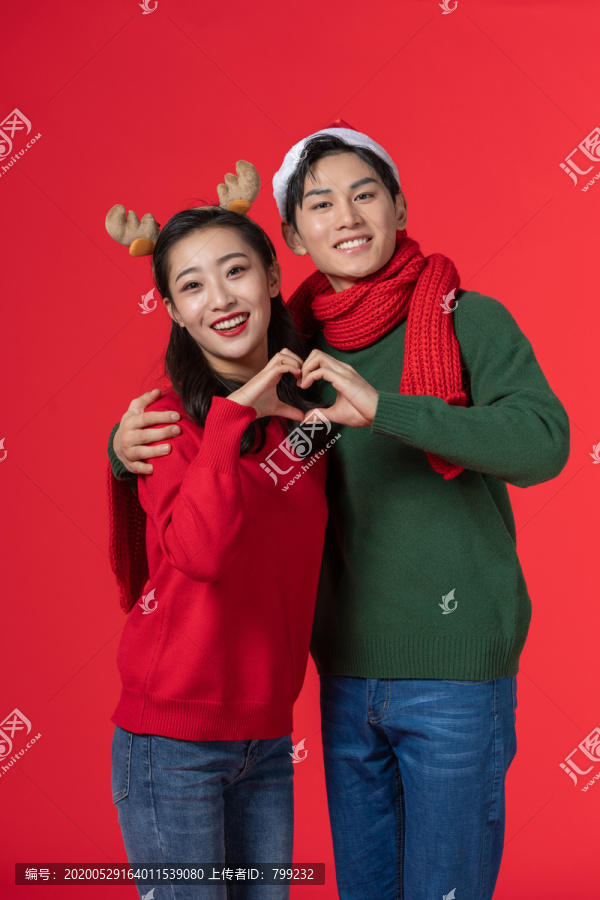 戴着圣诞帽的年轻情侣
