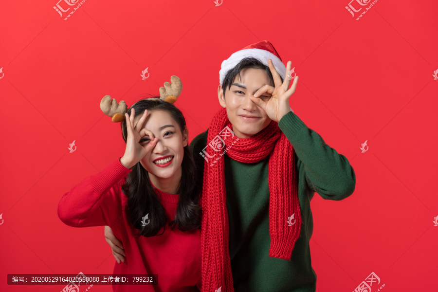 戴着圣诞帽的年轻情侣