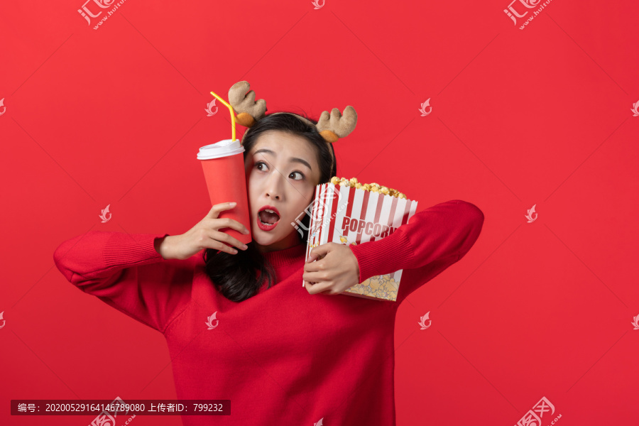 拿着爆米花和饮料的快乐女子