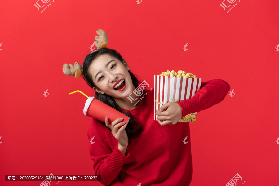 拿着爆米花和饮料的快乐女子
