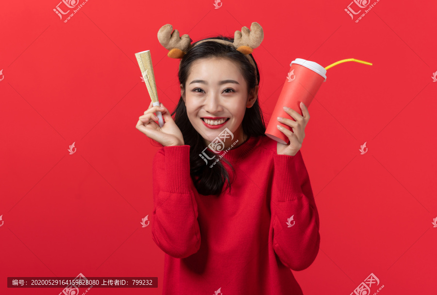 拿着饮料的快乐女子