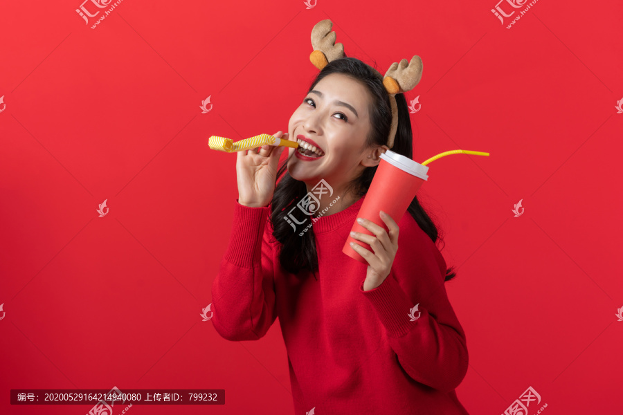 拿着饮料的快乐女子
