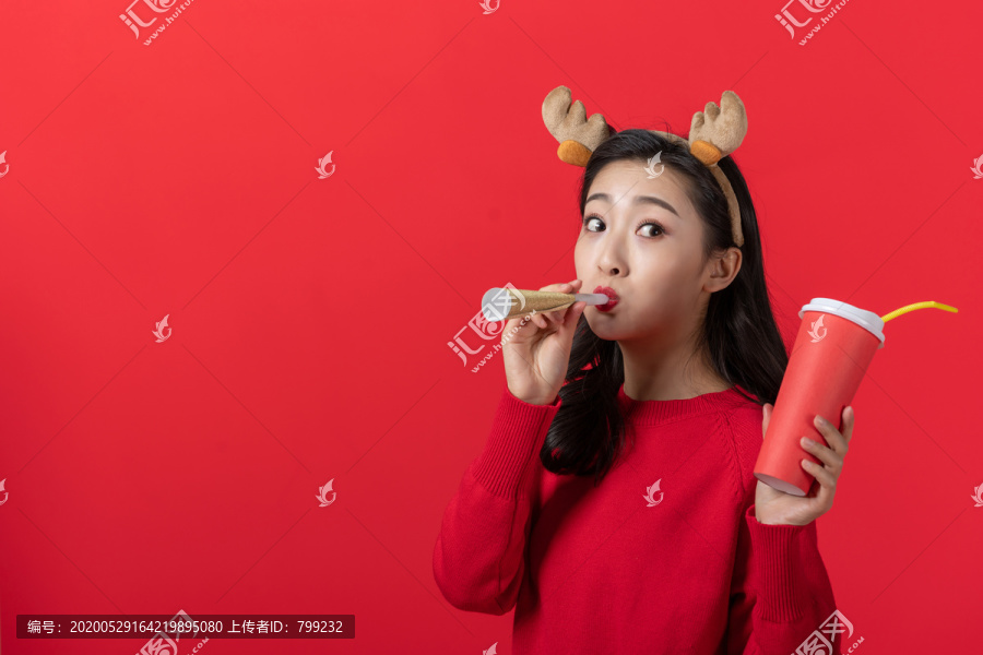 拿着饮料的快乐女子