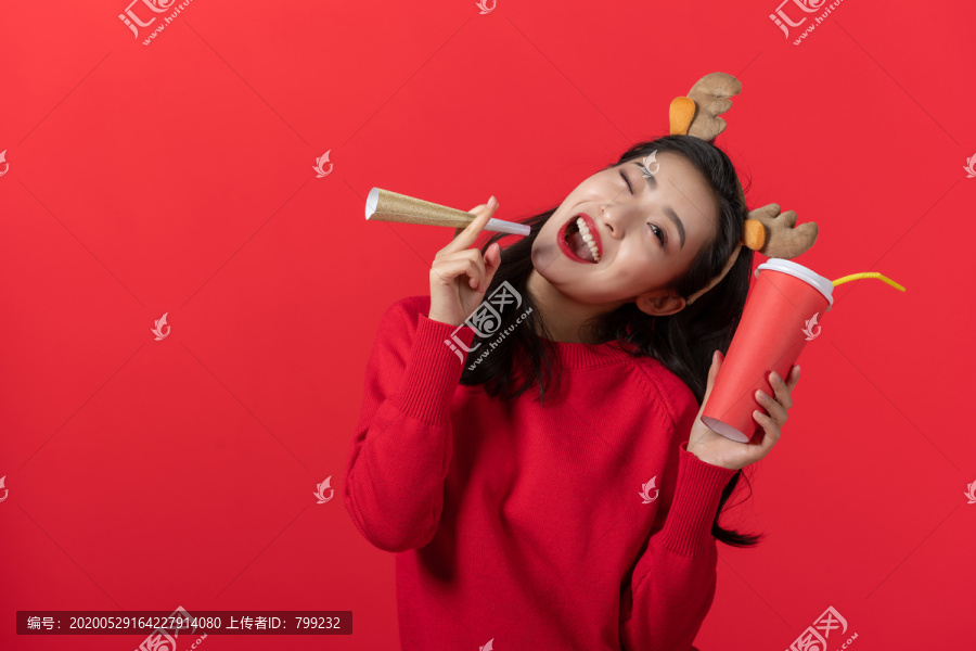 拿着饮料的快乐女子