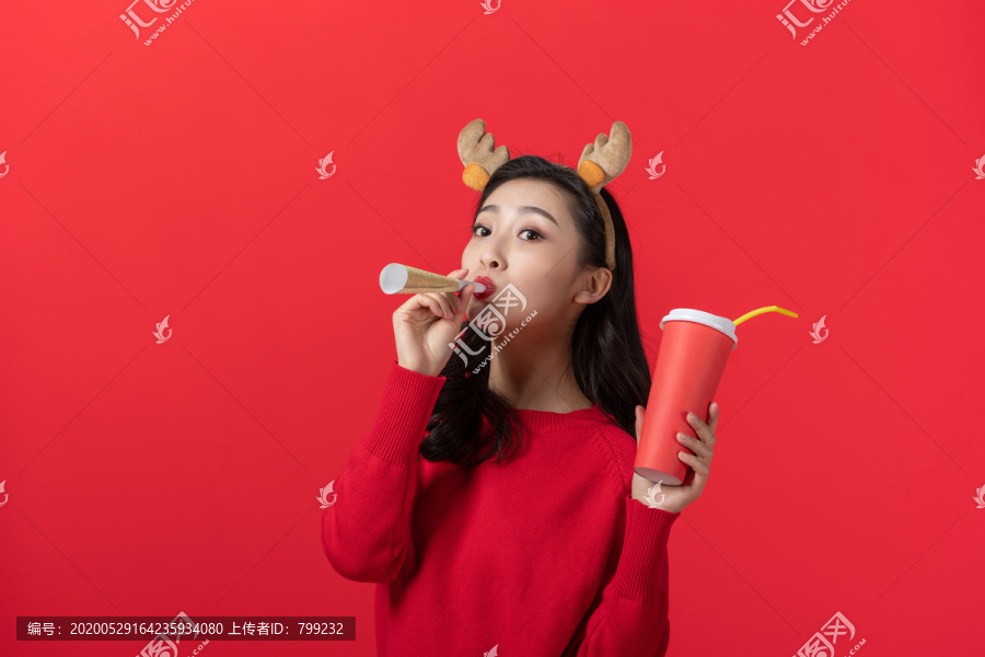 拿着饮料的快乐女子
