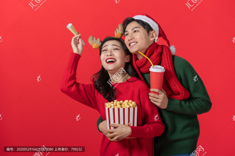 戴着圣诞帽的年轻情侣