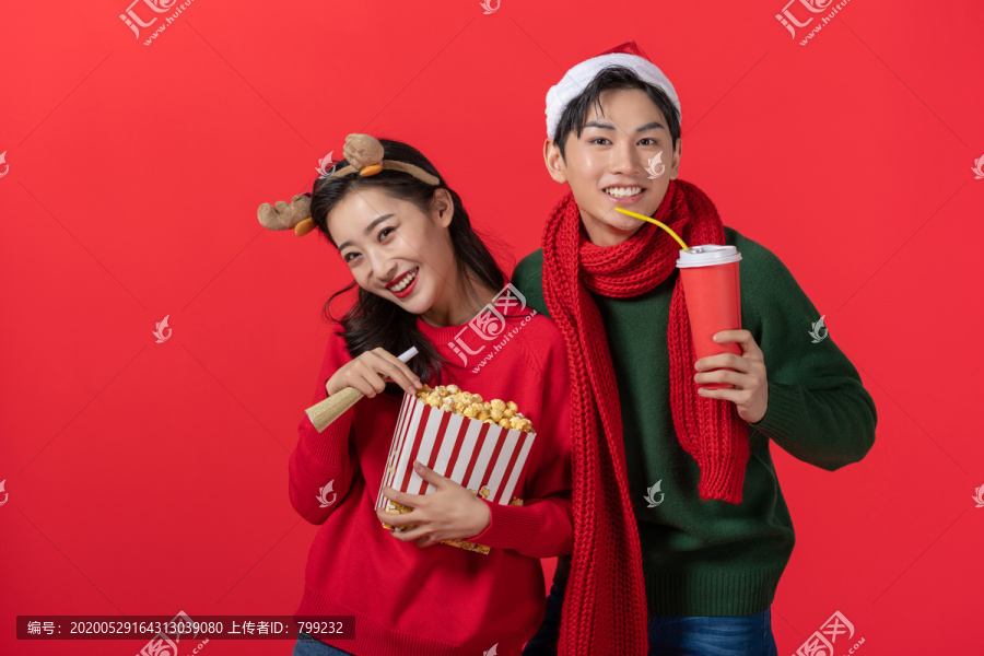 戴着圣诞帽的年轻情侣