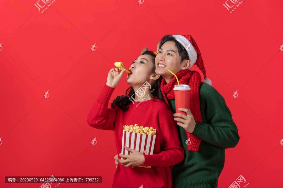 戴着圣诞帽的年轻情侣