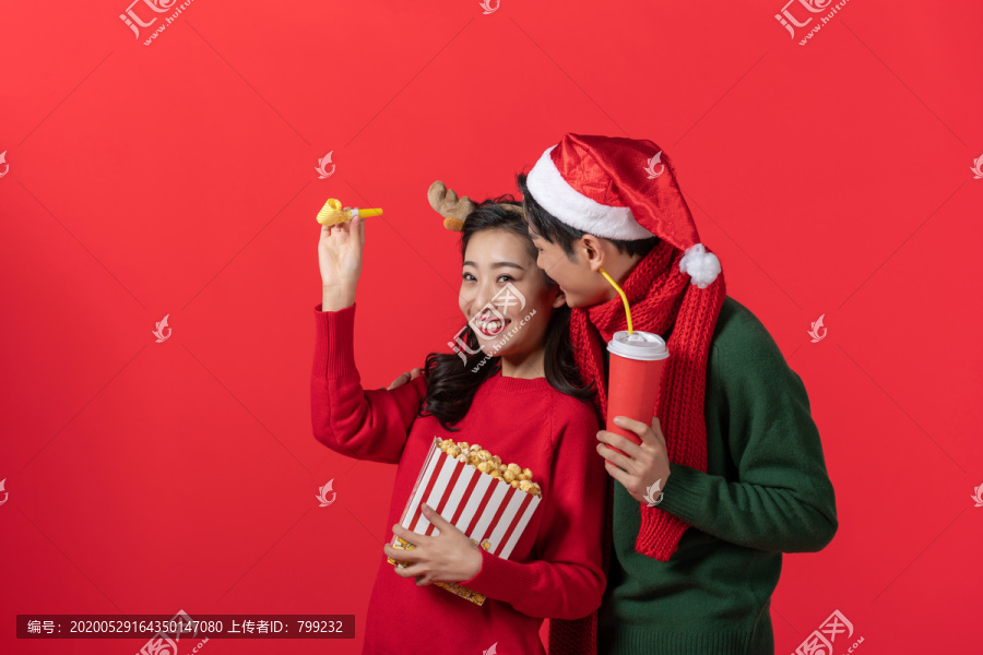 戴着圣诞帽的年轻情侣