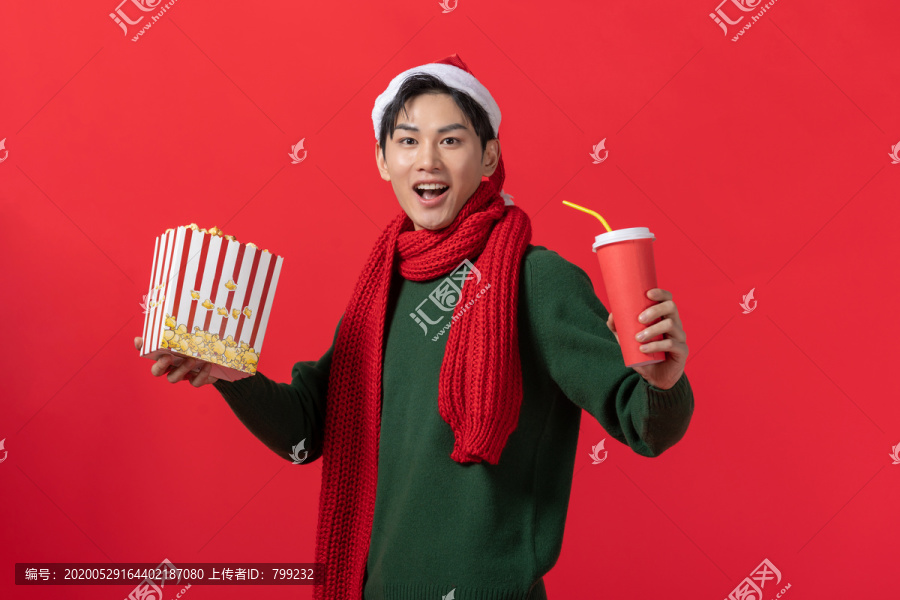 拿着爆米花和饮料的快乐男子