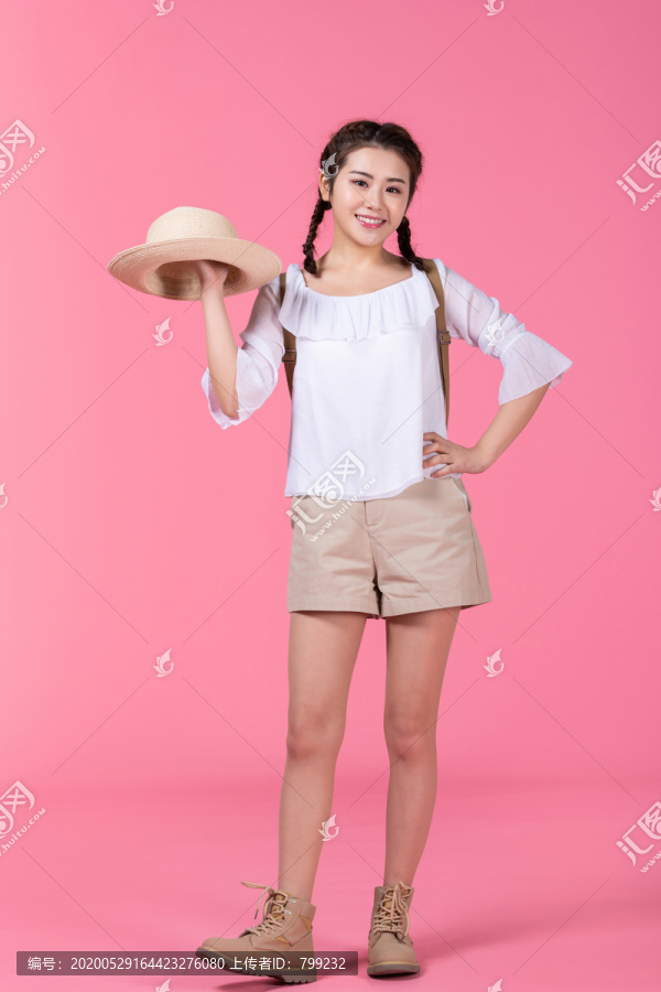 棚拍夏日造型年轻女子