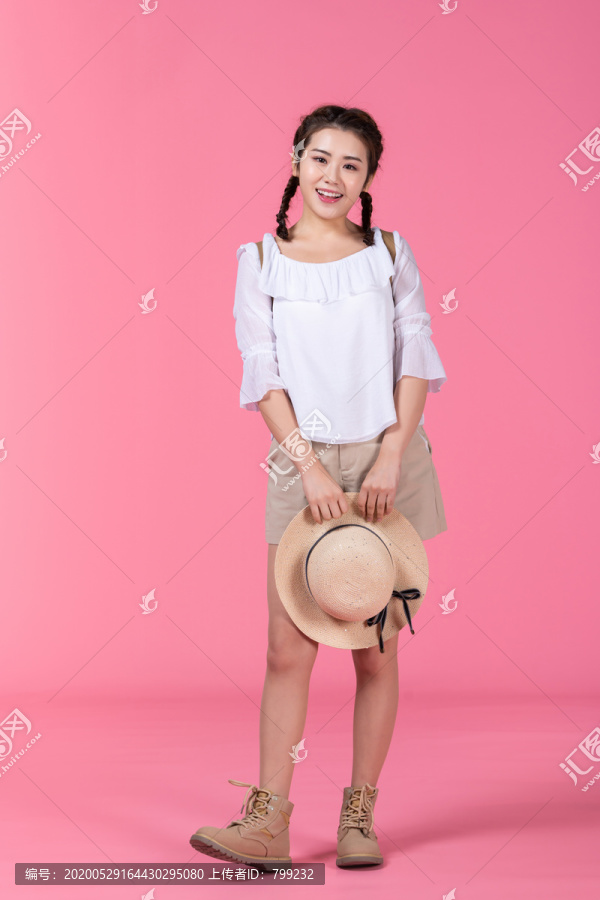 棚拍夏日造型年轻女子