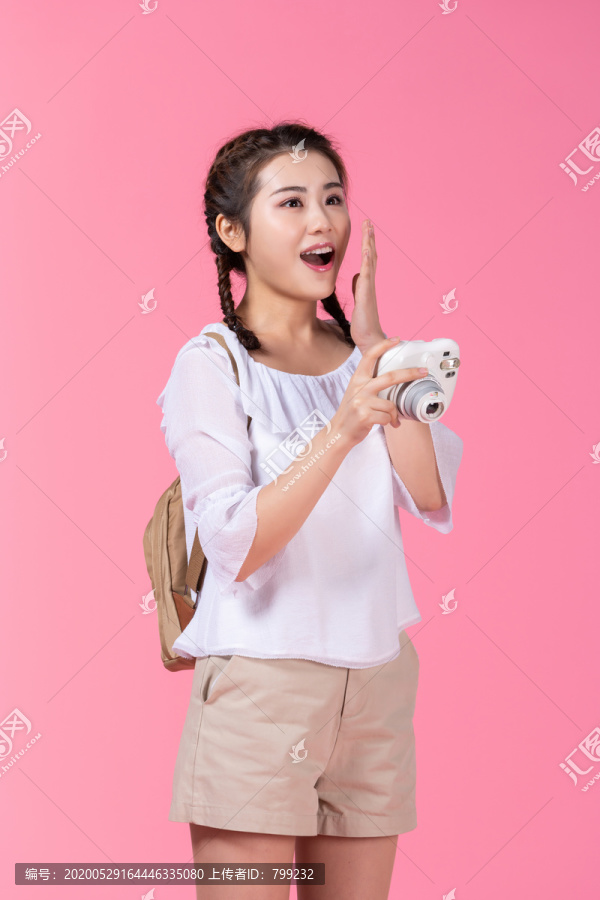 棚拍夏日造型年轻女子