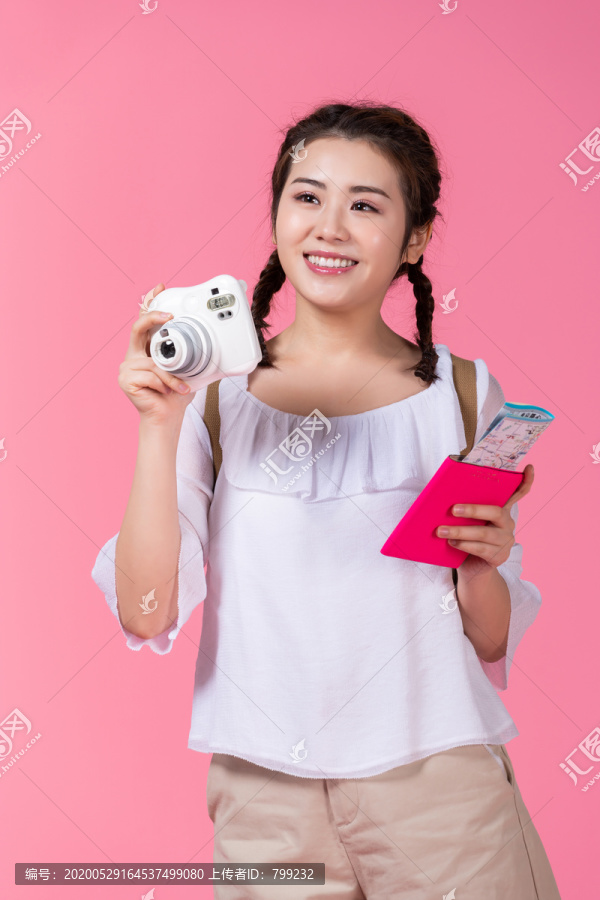 棚拍夏日造型年轻女子