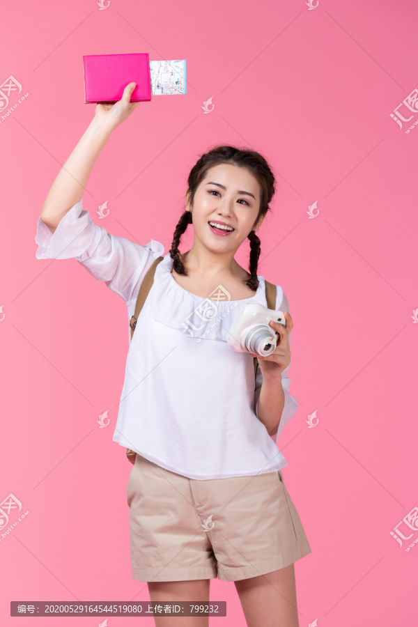 棚拍夏日造型年轻女子