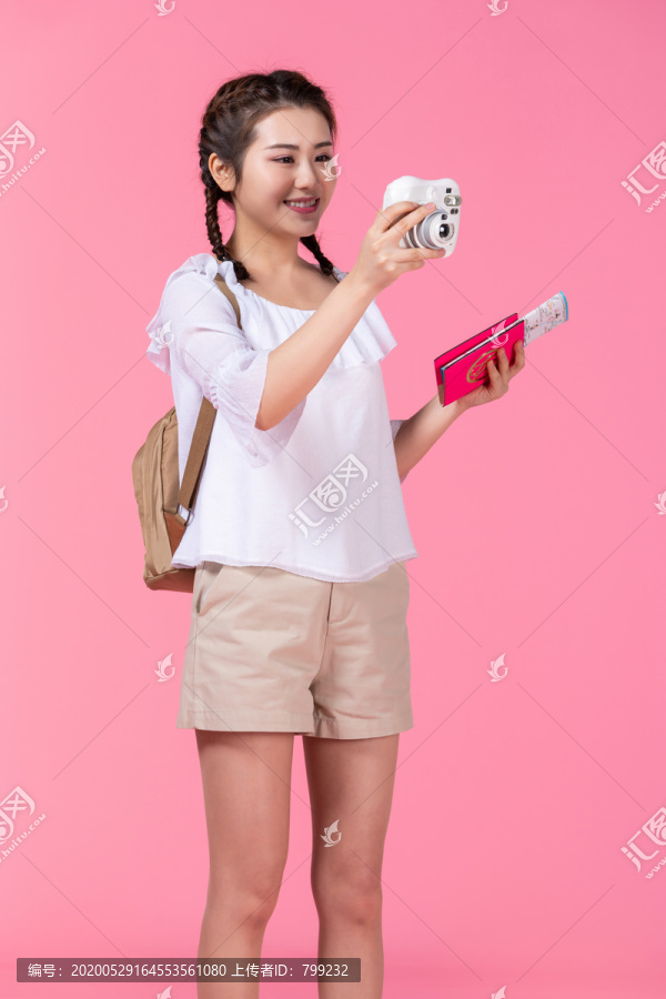 棚拍夏日造型年轻女子