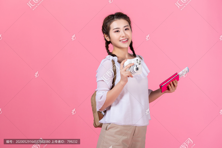 棚拍夏日造型年轻女子