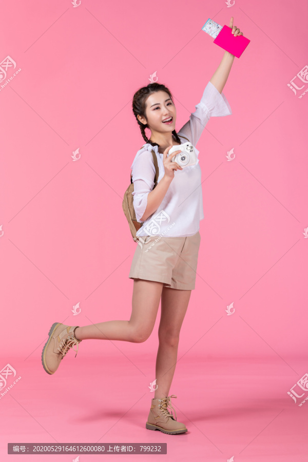 棚拍夏日造型年轻女子