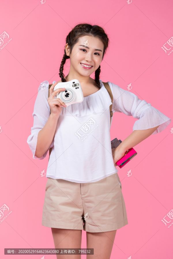 棚拍夏日造型年轻女子