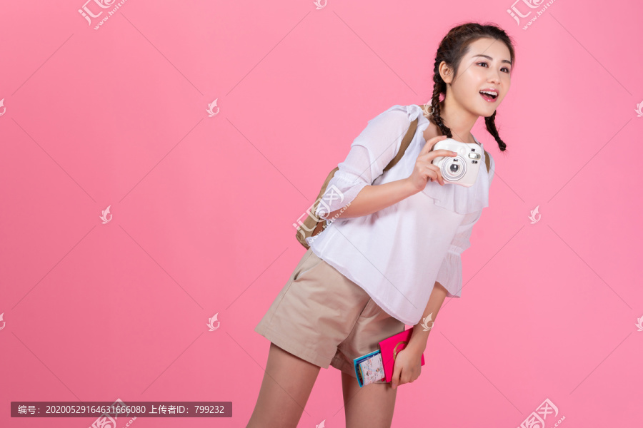 棚拍夏日造型年轻女子