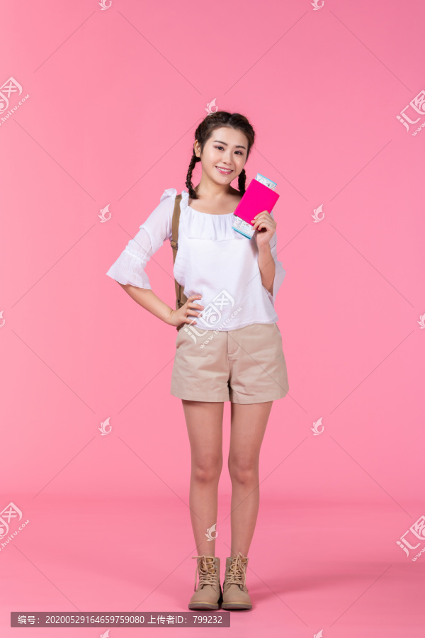 棚拍夏日造型年轻女子