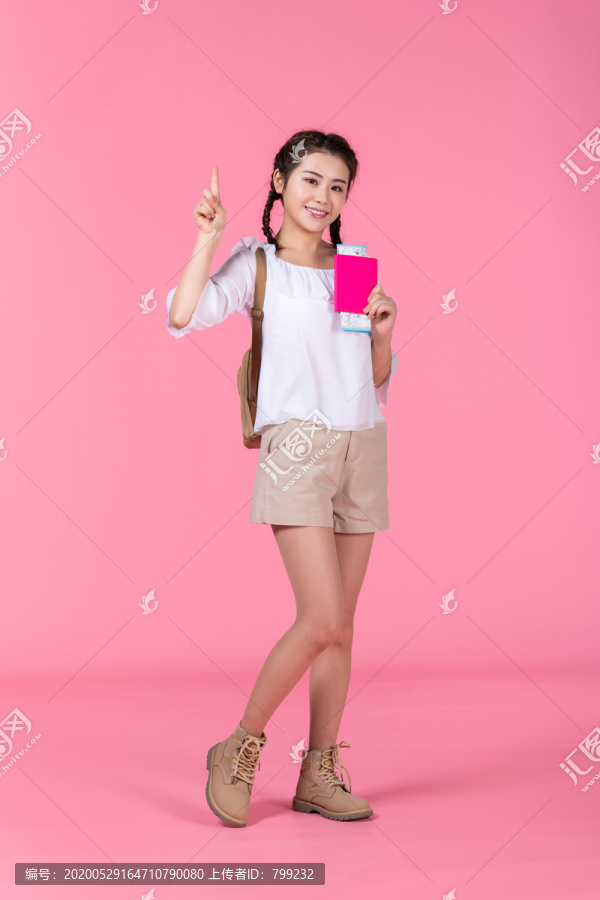 棚拍夏日造型年轻女子