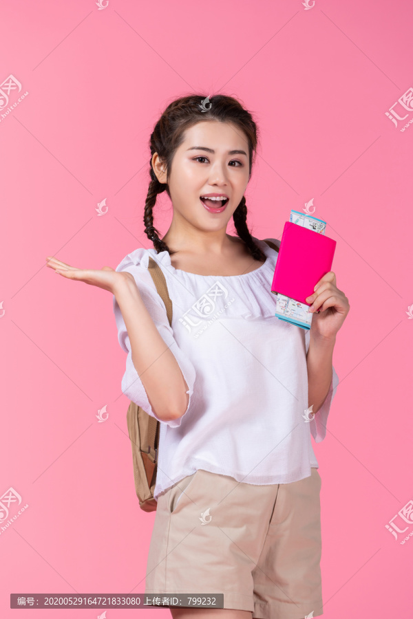 棚拍夏日造型年轻女子