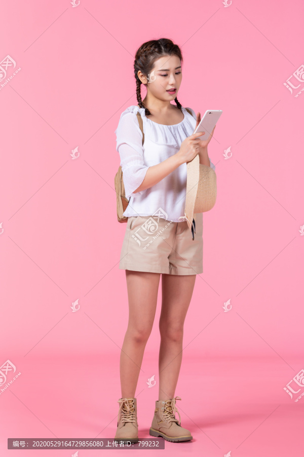 棚拍夏日造型年轻女子