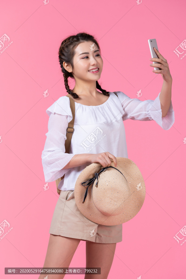 棚拍夏日造型年轻女子
