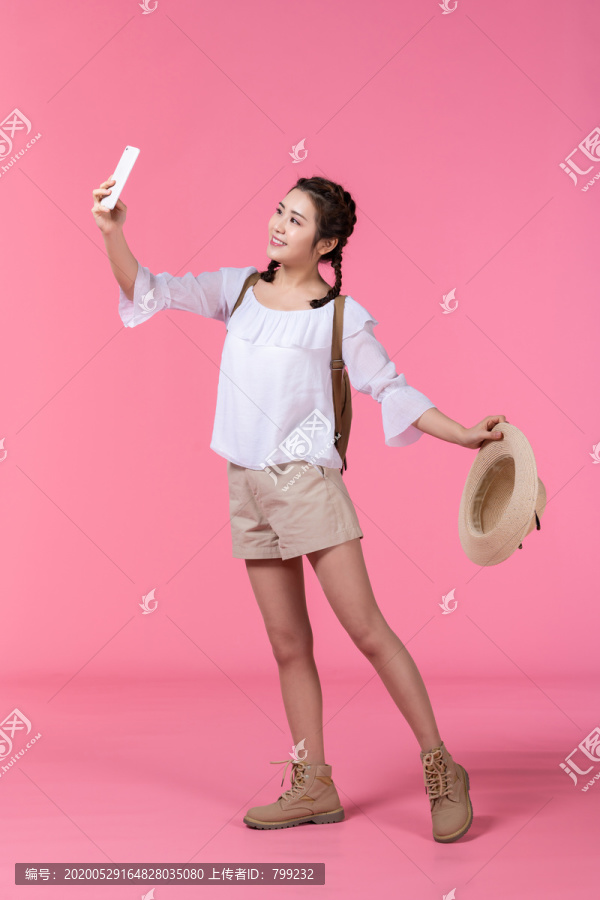棚拍夏日造型年轻女子