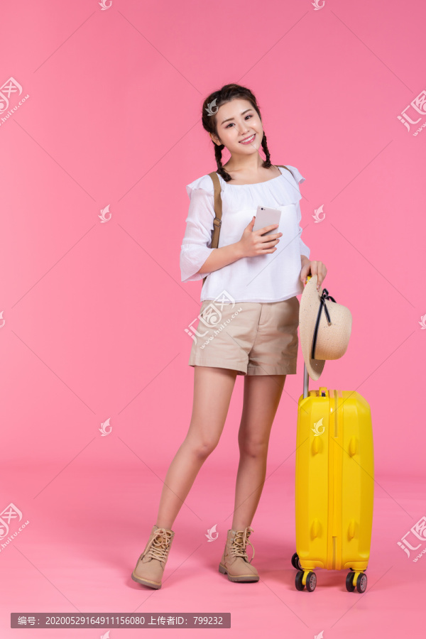 棚拍夏日造型年轻女子
