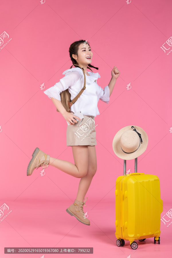 棚拍夏日造型年轻女子