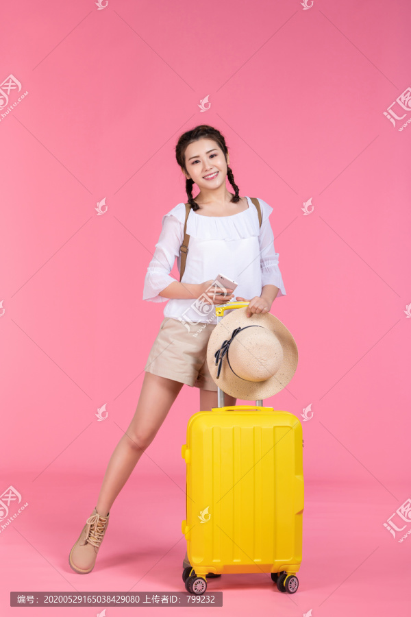 棚拍夏日造型年轻女子
