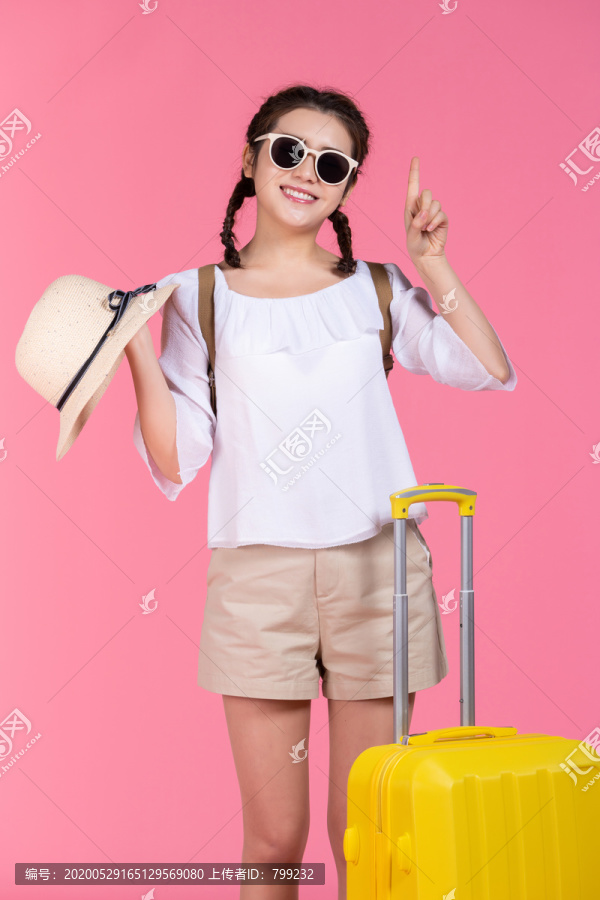 棚拍夏日造型年轻女子