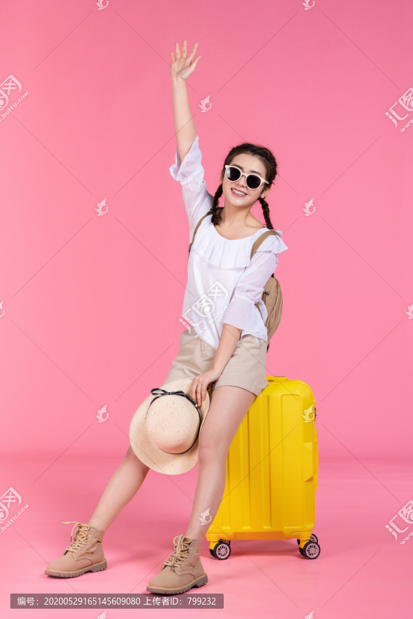 棚拍夏日造型年轻女子