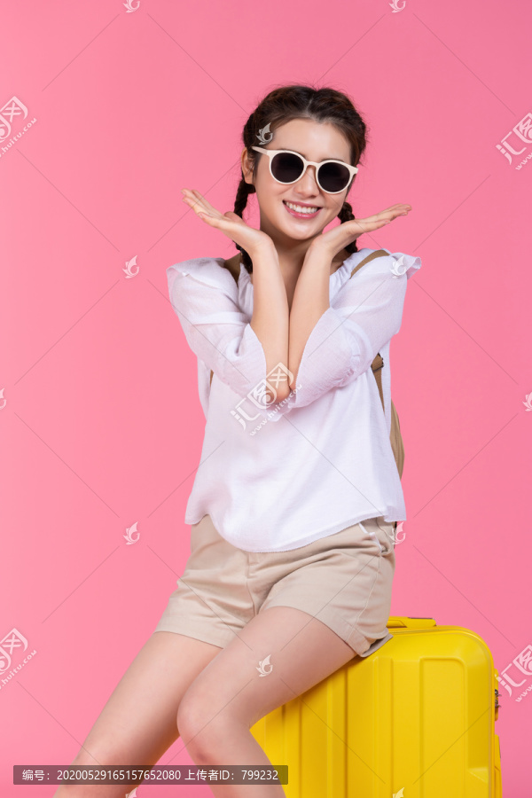 棚拍夏日造型年轻女子