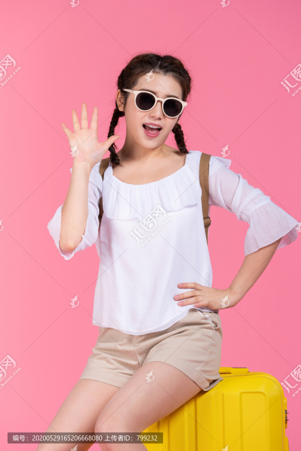 棚拍夏日造型年轻女子