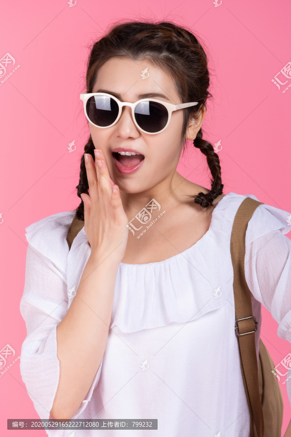 棚拍夏日造型年轻女子