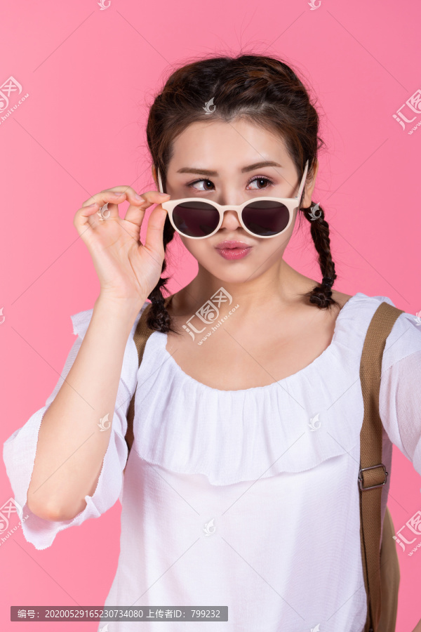 棚拍夏日造型年轻女子