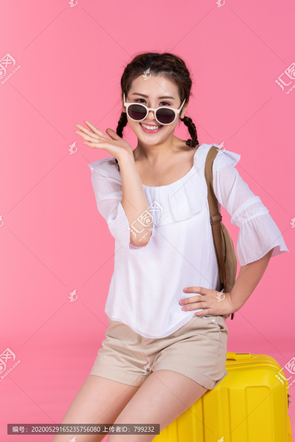 棚拍夏日造型年轻女子