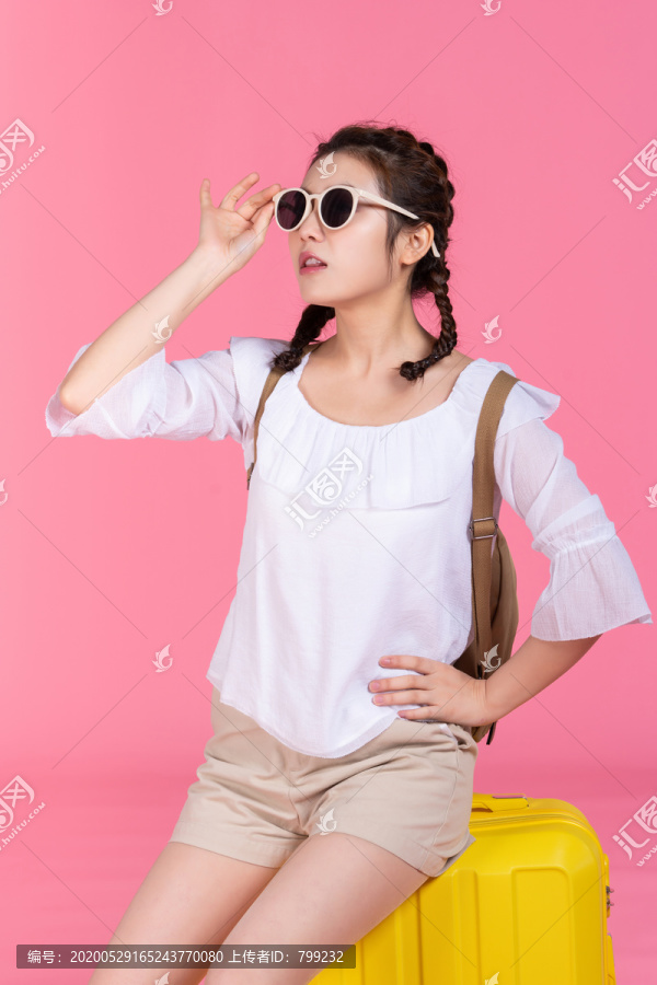 棚拍夏日造型年轻女子