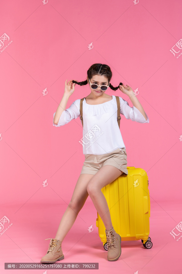 棚拍夏日造型年轻女子
