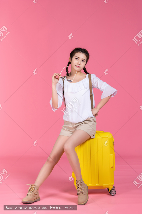 棚拍夏日造型年轻女子