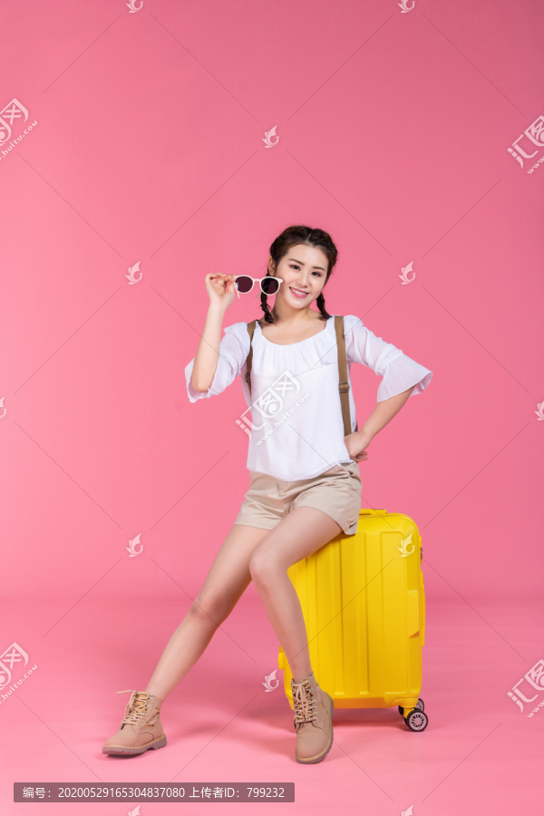 棚拍夏日造型年轻女子