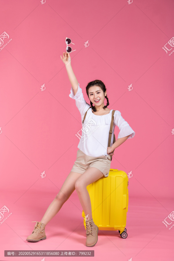 棚拍夏日造型年轻女子