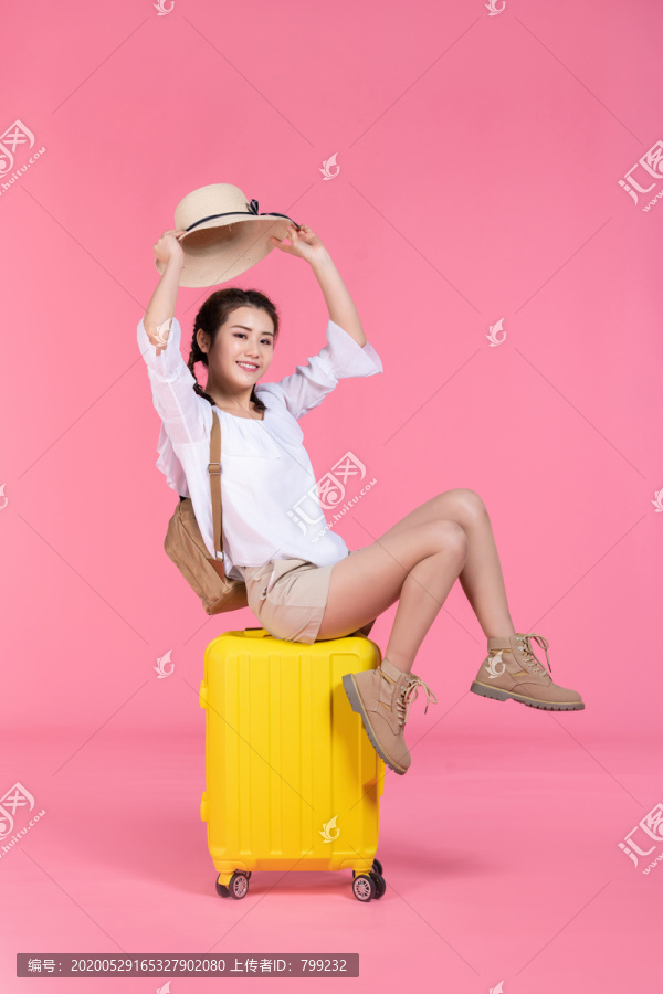 棚拍夏日造型年轻女子